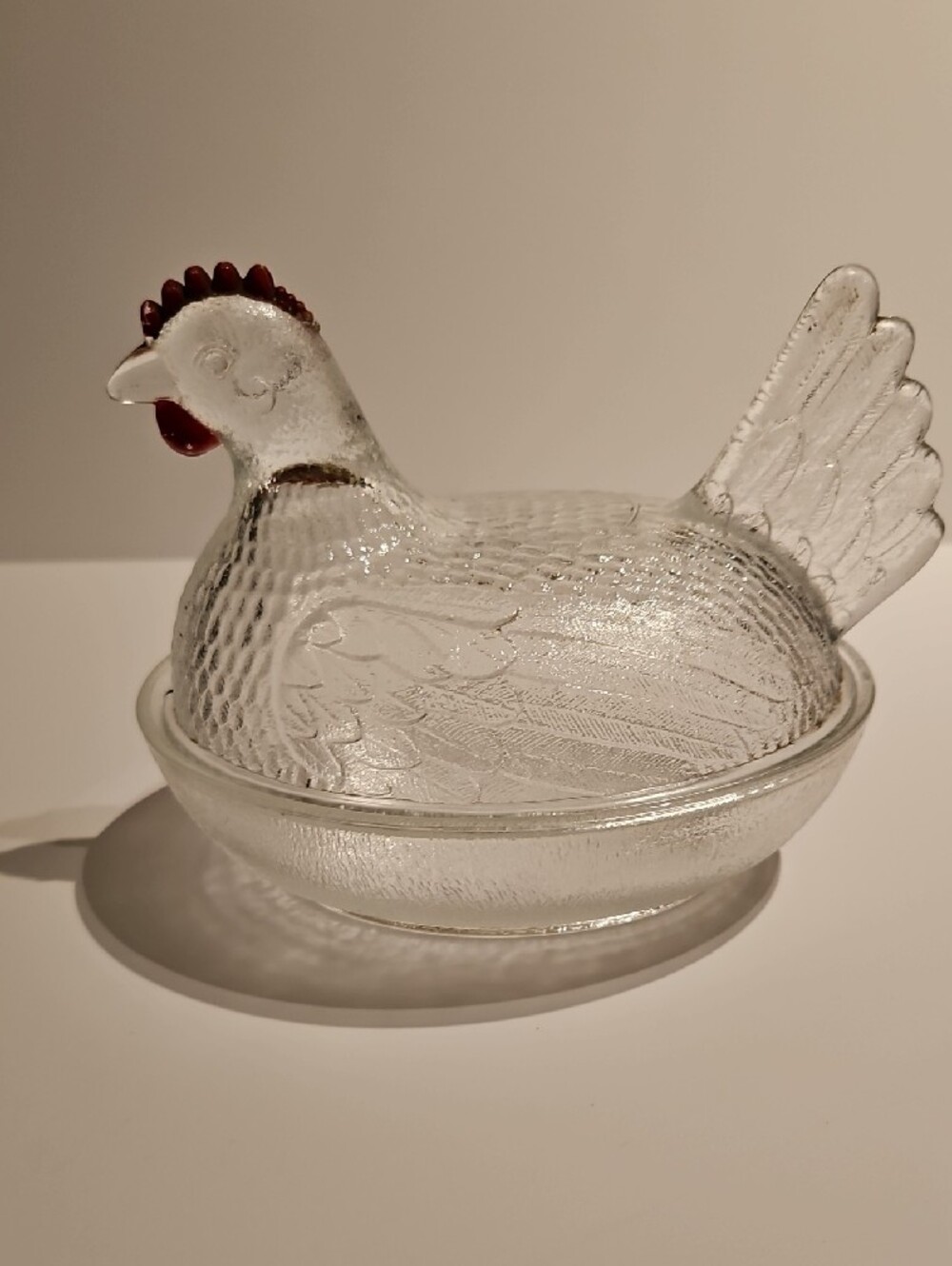 INDIANI GLASS HEN OEN ON NEST CLEAR GLASS WITH RED COMB - Picture 2 of 6